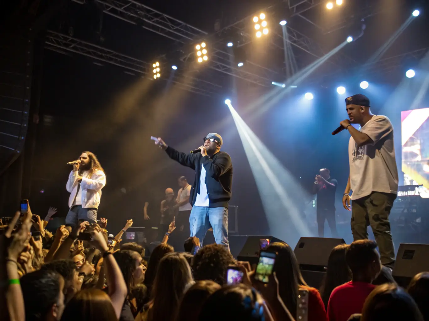 A vibrant scene from a live performance organized by ASSOCIATION TETES EN L'R, capturing the energy and excitement of emerging artists showcasing their talent on stage.